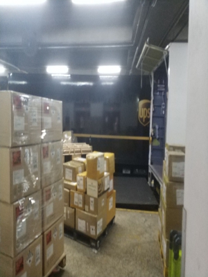 香港公司，UPS过来提货！
